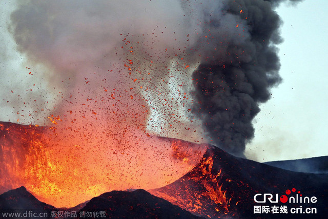 佛得角福古火山沉寂近20年後首次噴發