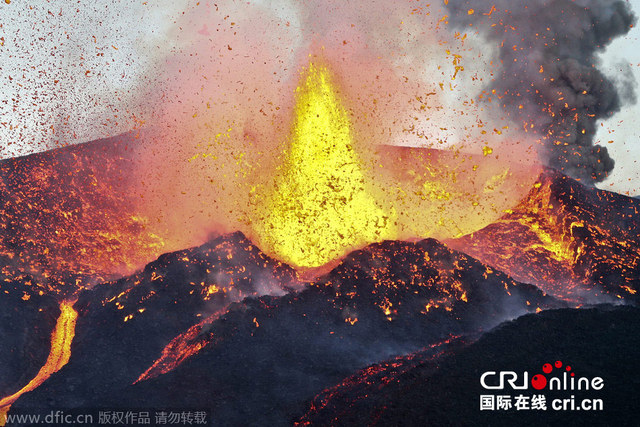 佛得角福古火山沉寂近20年後首次噴發