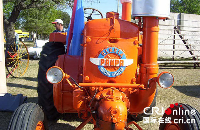 阿根廷兩小夥駕駛1952年製造古董拖拉機萬里行