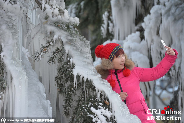 北京一水管發生爆裂 形成近300平米冰挂景觀