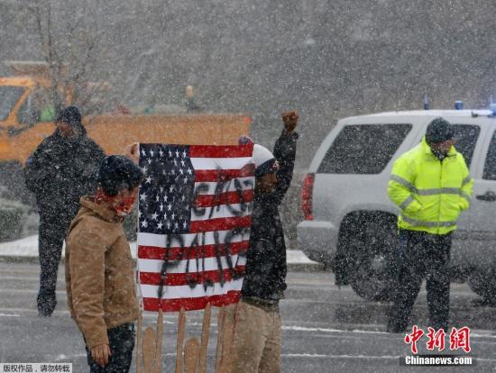 美國弗格森降雪，民眾雪中持續進行示威活動。