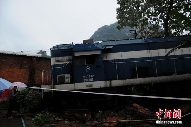 廣西柳州火車出軌撞破圍墻衝進居民小區