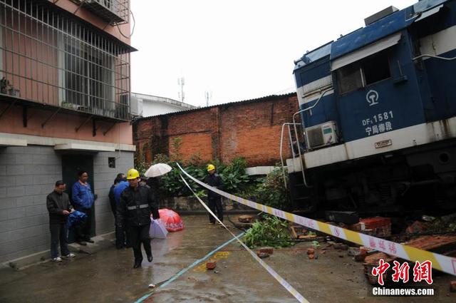 廣西柳州火車出軌撞破圍墻衝進居民小區