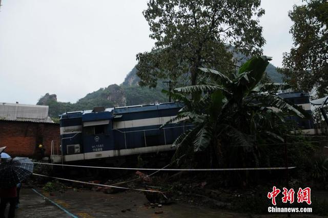 廣西柳州火車出軌撞破圍墻衝進居民小區