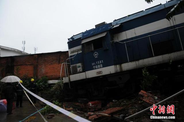 廣西柳州火車出軌撞破圍墻衝進居民小區