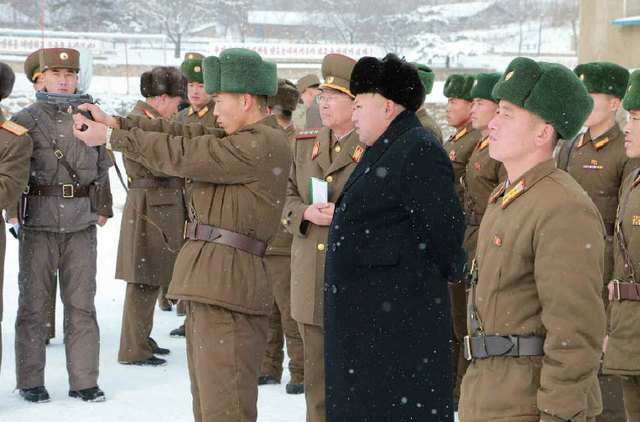 金正恩冒雪視察朝鮮部隊 了解官兵生活環境(圖)