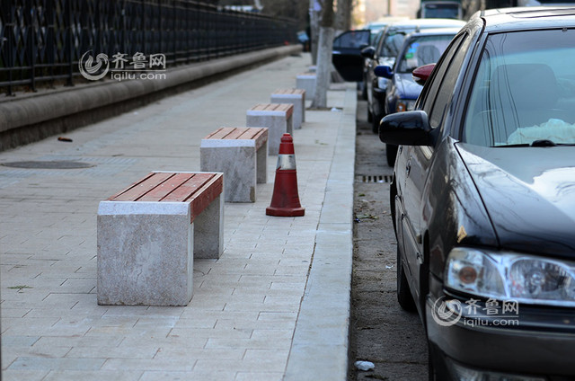 青島現“防亂停車神器” 400米道路裝56個長凳