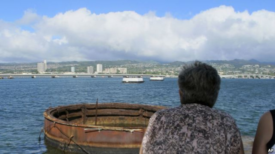 美低調紀念珍珠港事件73週年 民眾向死者敬獻花圈