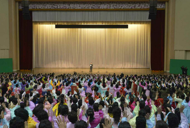 金正恩攜妻看演出 稱讚軍人家屬奉獻精神