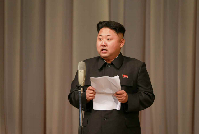 金正恩攜妻看演出 稱讚軍人家屬奉獻精神