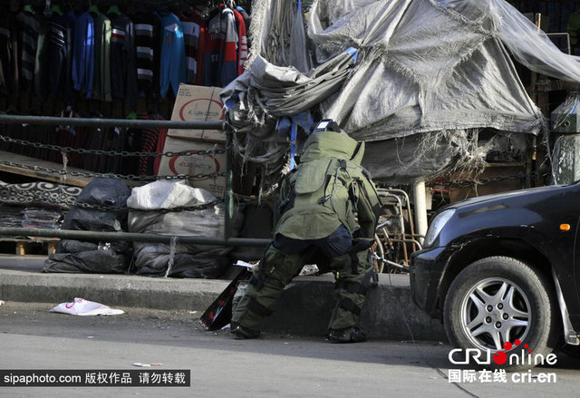 埃及鬧市區驚現炸彈 民眾紛紛圍觀拆彈