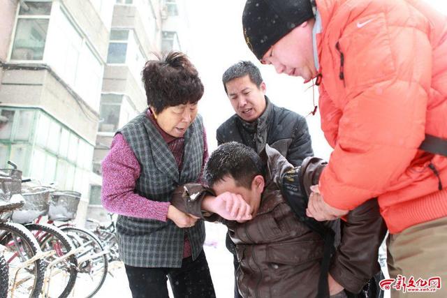 長春癡情男雪地跪倆小時求見女友