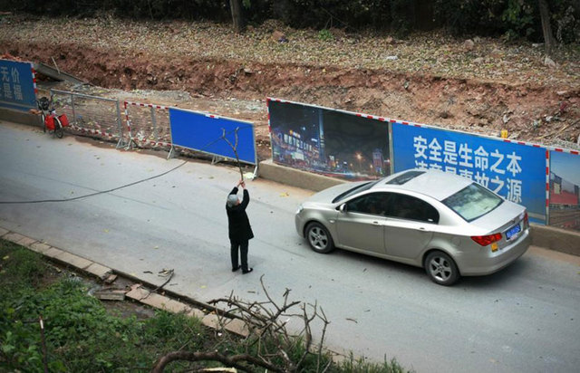 大媽風中托舉電纜半小時 讓數百車輛平安通過