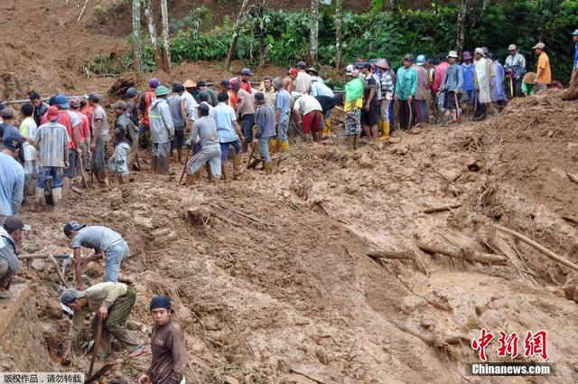 印尼泥石流致12人喪生 近百人失蹤