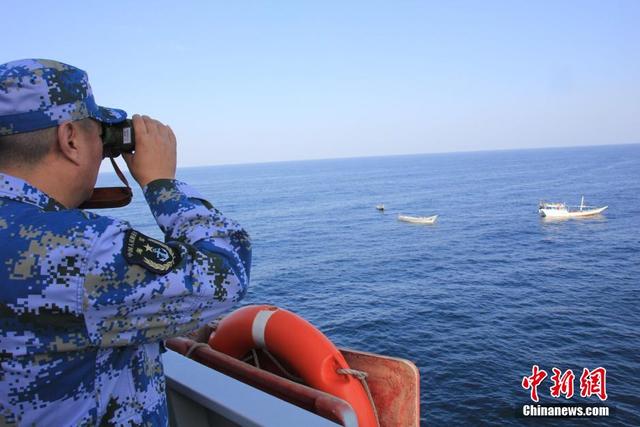 中國海軍長白山艦成功驅離疑似海盜小艇