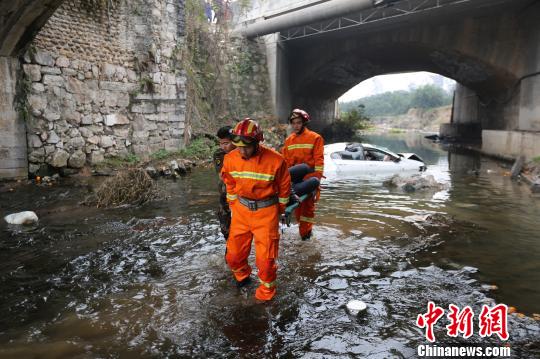 轎車墜入5米高路邊水塘 車內兩男子生還