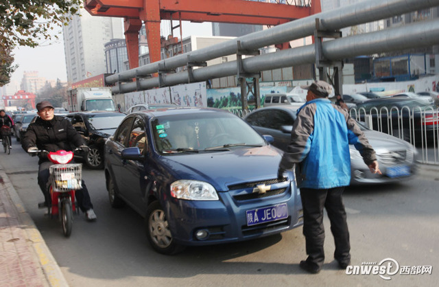 西安一男子馬路上強行攔車給錢才放行