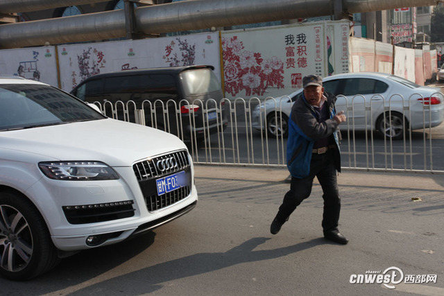 西安一男子馬路上強行攔車給錢才放行