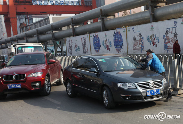 西安一男子馬路上強行攔車給錢才放行