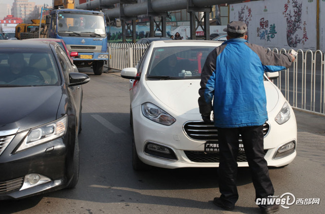 西安一男子馬路上強行攔車給錢才放行