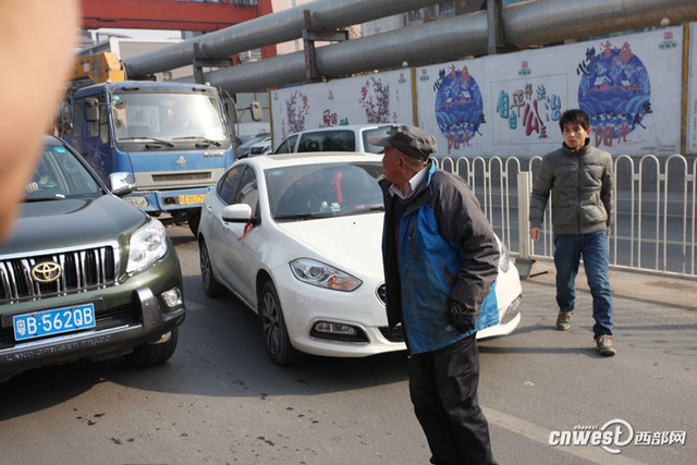 西安一男子馬路上強行攔車給錢才放行