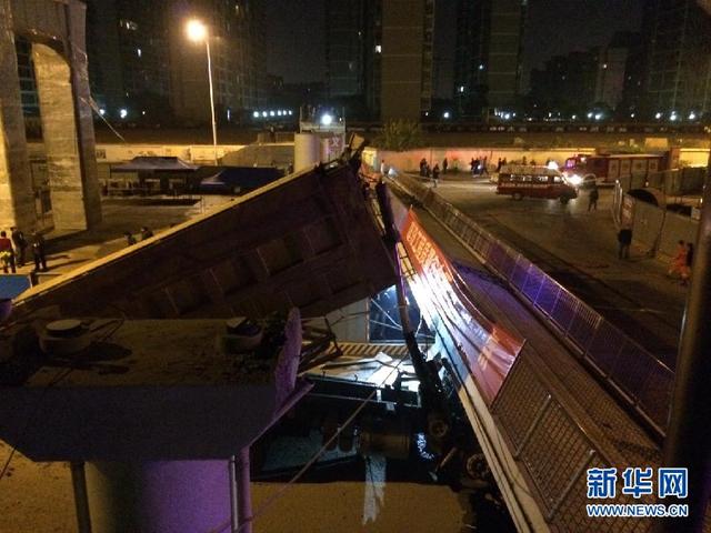 湖南長沙人行天橋垮塌壓死一名貨車司機