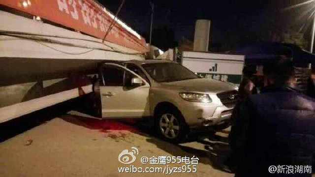 湖南長沙人行天橋垮塌壓死一名貨車司機