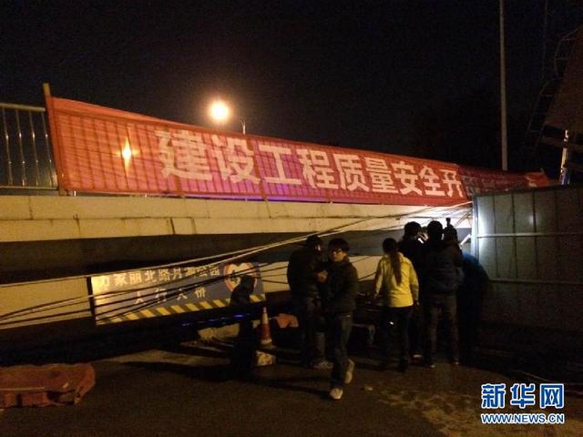 湖南長沙人行天橋垮塌壓死一名貨車司機