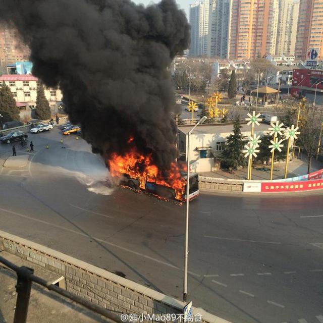 北京一公交車自燃 現場濃煙滾滾