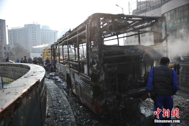 北京一公交車自燃 現場濃煙滾滾