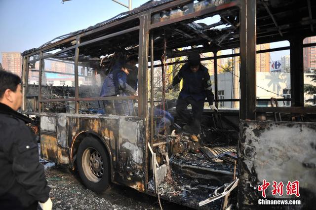 北京一公交車自燃 現場濃煙滾滾