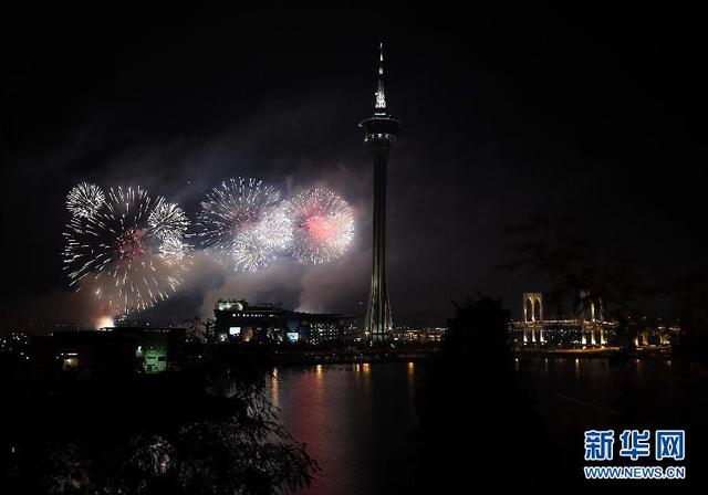 澳門舉行慶祝回歸15週年煙花匯演