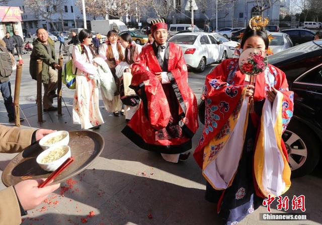 山東濰坊80後小夫妻舉行漢服婚禮