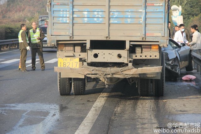 成綿高速貨車追尾保時捷 一死兩傷