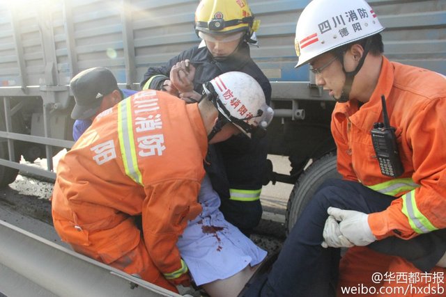 成綿高速貨車追尾保時捷 一死兩傷