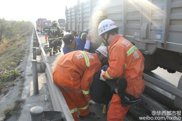 成綿高速貨車追尾保時捷 一死兩傷