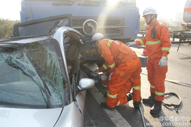 成綿高速貨車追尾保時捷 一死兩傷