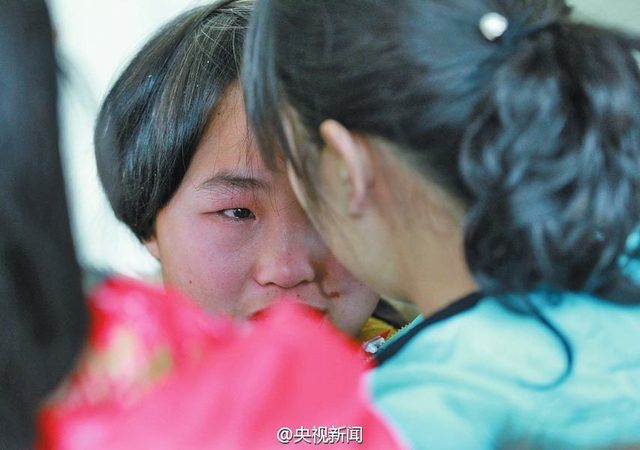 河南19歲女生邊上學邊照顧植物人媽媽 青絲變白髮