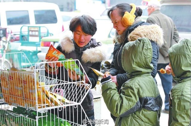 河南19歲女生邊上學邊照顧植物人媽媽 青絲變白髮