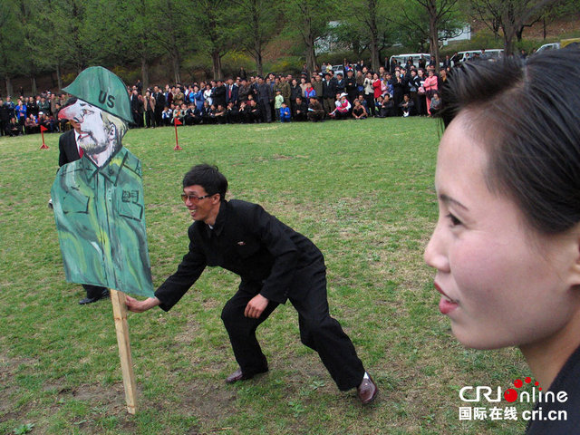 朝鮮民眾草地上蒙眼做“打美軍”遊戲