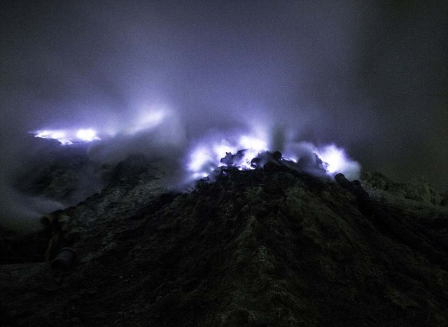 印尼火山噴發“藍色岩漿” 如科幻大片場景