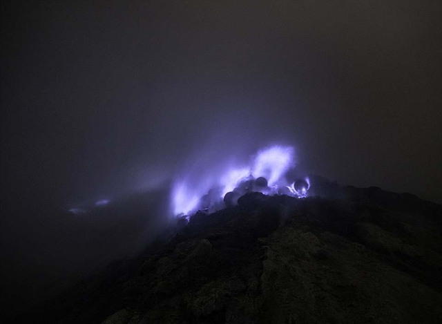 印尼火山噴發“藍色岩漿” 如科幻大片場景