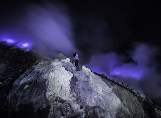 印尼火山噴發“藍色岩漿” 如科幻大片場景