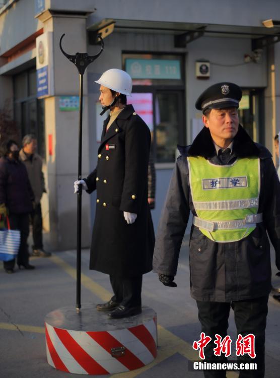 南京保安小學門前持鋼叉執勤護平安