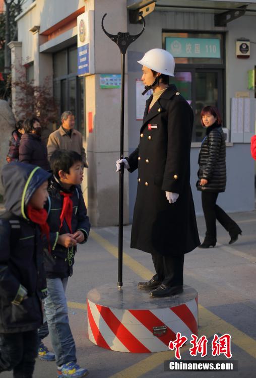 南京保安小學門前持鋼叉執勤護平安