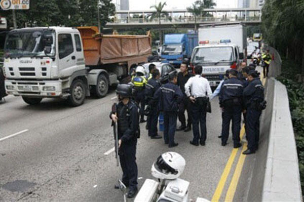 香港運鈔車錢箱跌出車外大量紙幣散落 民眾撿拾