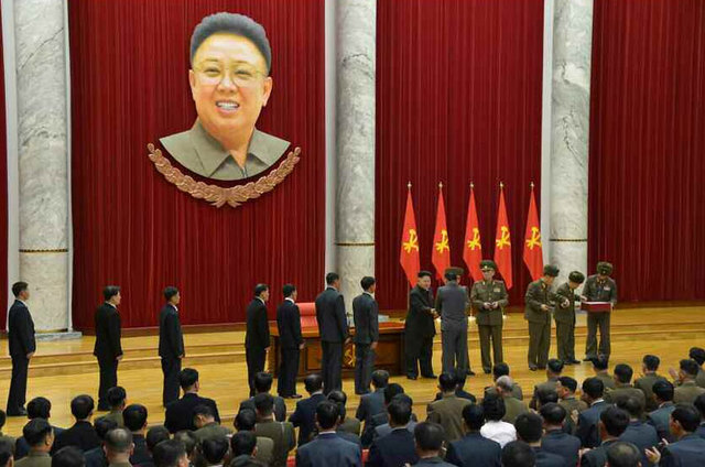 朝鮮表彰水産部門模範人員 金正恩親自頒獎