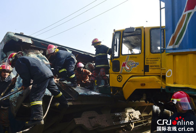 孟加拉國火車與貨車相撞 致多人死傷