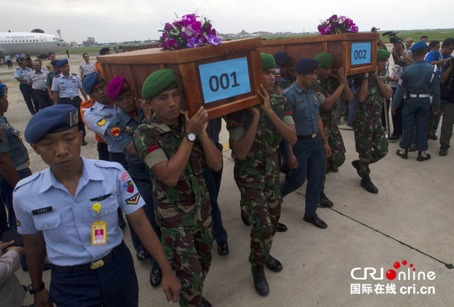 亞航客機遇難者遺體運抵印尼泗水