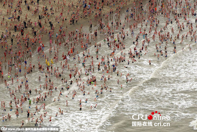 世界各地民眾水中沐浴迎接新年